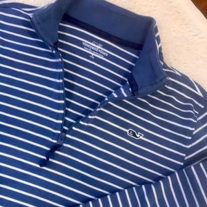 Vineyard vines boys large quarter zip long sleeve pull over.